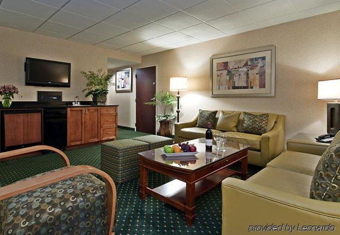 Columbus Airport Marriott Hotel Room photo